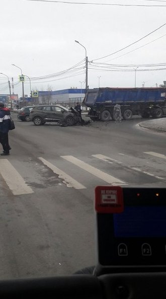 Кроссовер врезался в грузовик на перекрестке Михаила дудина с проспектом Энгельса