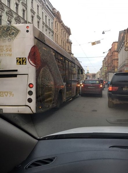 На Садовой, сразу после Невского 212 автобус задел легковую