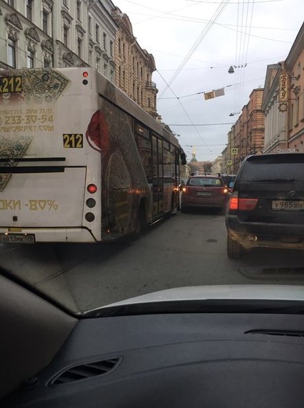 На Садовой, сразу после Невского 212 автобус задел легковую