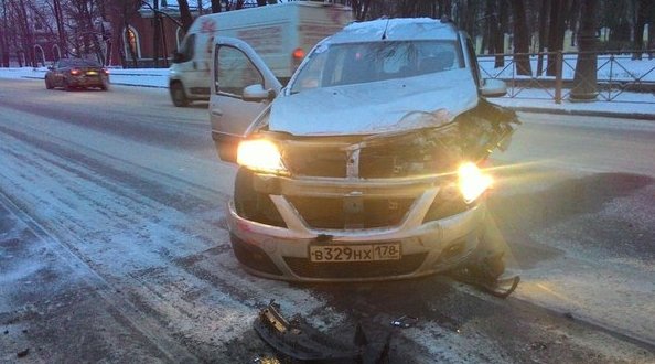 Пятница 13,работы не получилось,на остановке Каменноостровский пр.В 9.30 В нас вписался автомобиль .