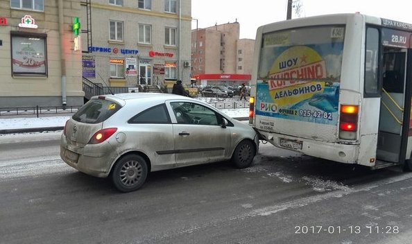 На Московском проспекте начинающий водитель приехал в маршрутку
