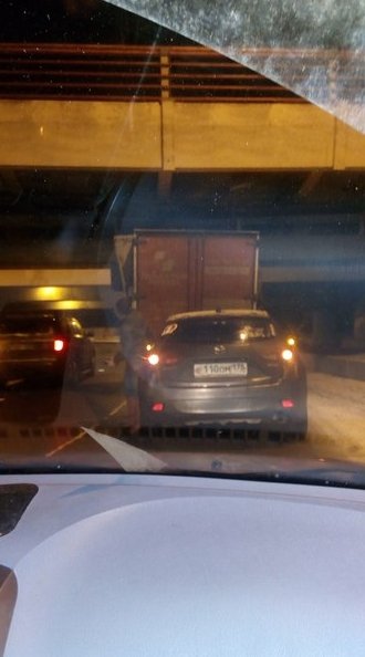 Воткнулся, не пролез под мостом на Ленсоветовской и ул Труда, а за ним и Mazda не успела остановить...