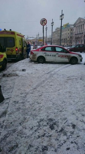 На Сенной площади такси вылетело на пешеходный и сбила 2 людей. Скорая и полиция на месте.