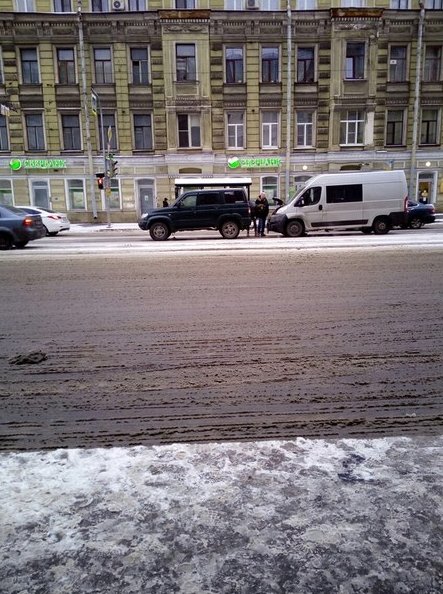 На Троицком проспекте, перед Лермонтовским, Стоят в левом ряду..Общаются.. У белой течет..Патриот у...