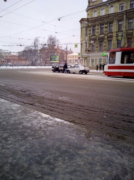 На Троицком проспекте, перед Лермонтовским, Стоят в левом ряду..Общаются.. У белой течет..Патриот у...