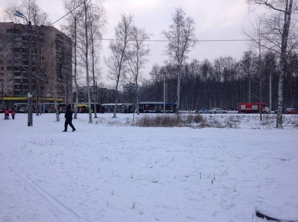 На перекрёстке Пр ветеранов и ул Козлова. В сторону метро маршрутка врезалась в троллейбус. На месте...