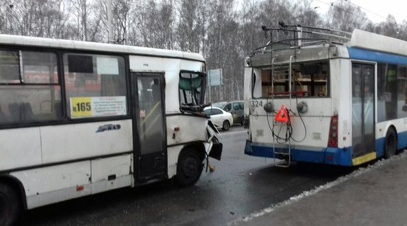 Маршрутка впилилась в троллейбус. Угол проспекта Ветеранов и Козлова