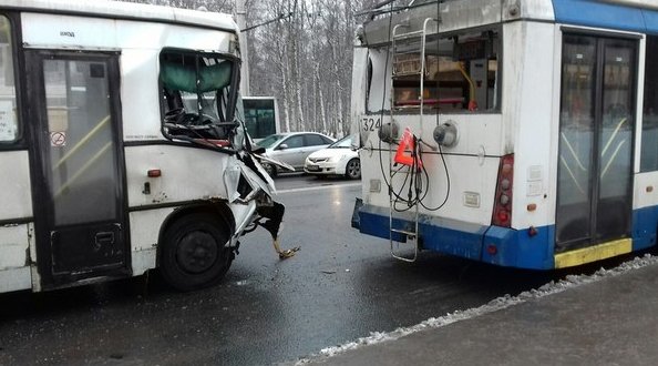 Маршрутка впилилась в троллейбус. Угол проспекта Ветеранов и Козлова