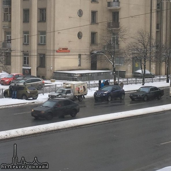 ДТП из 4х машин на Ивановской в сторону Володарского моста. Свободна левая полоса