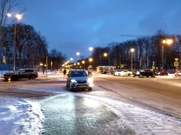 На пересечении Морской со Спортивной, полтора часа назад там было ДТП. До сих пор стоят. Сейчас ряд...