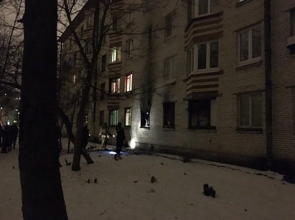 Пожар на первом этаже в доме 44 к 1 на Белградской улице , . Пострадавших нет, скорая и пожарные на ...