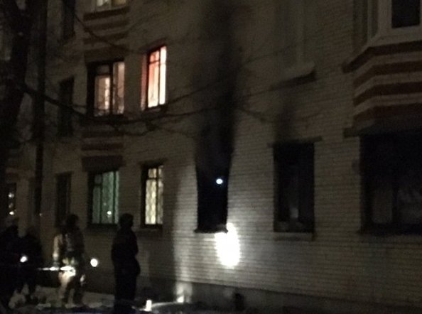 Пожар на первом этаже в доме 44 к 1 на Белградской улице , . Пострадавших нет, скорая и пожарные на ...