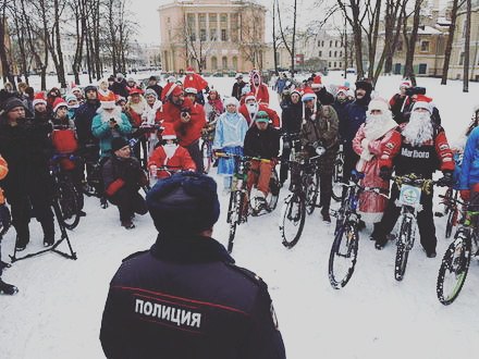 Вчера в Петербурге состоялся традиционный зимний велопарад Дедов Морозов, омраченный неприятным инци...