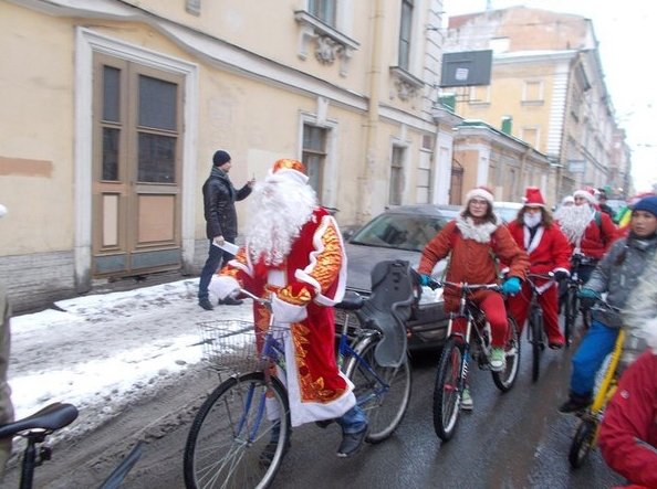 Вчера в Петербурге состоялся традиционный зимний велопарад Дедов Морозов, омраченный неприятным инци...