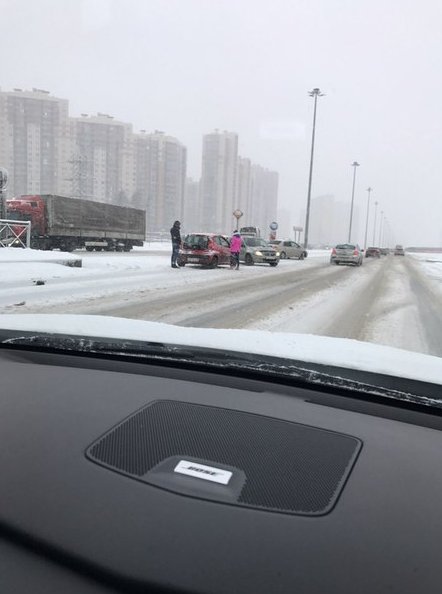 ДТП на Парашютной, в сторону КАДа, напротив Юбилейного квартала. Служб нет.