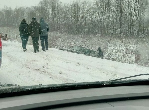 Таллинское шоссе, перед въездом в д. Кипень нива убралась с дороги , правая сторона в хлам. Видн...