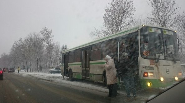 Красносельское шоссе в районе станции Горелово, один в кювете, автобус на встречной обочине,собирает...