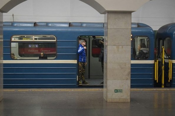 Пара молодых людей на станции Лесная держали двери движущегося поезда.