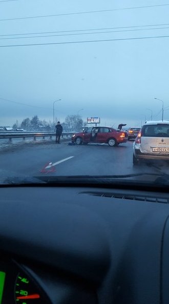 Мурманское шоссе, пос. Разметелево. Поло врезался в отбойник, не больше 10 минут назад. Перегородил...