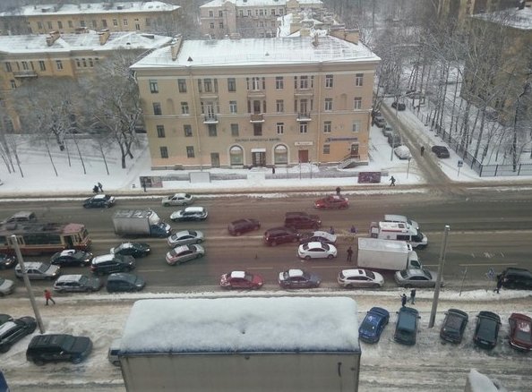 Лобовое столкновение с пострадавшими на проспекте Энгельса, перед ТЦ "Светлановский"