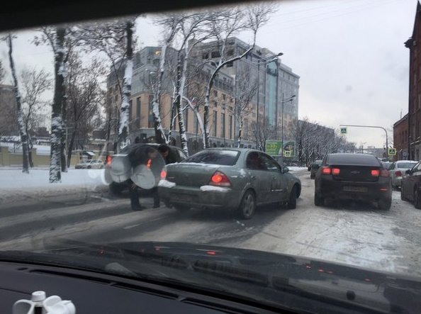 На Лиговском в сторону московских ворот распластались на два ряда