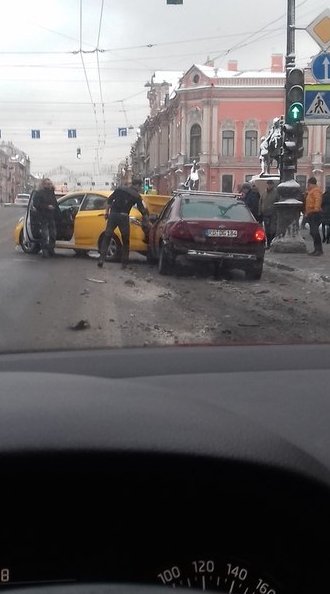Ford всбил желток на Невском у Аничкова моста