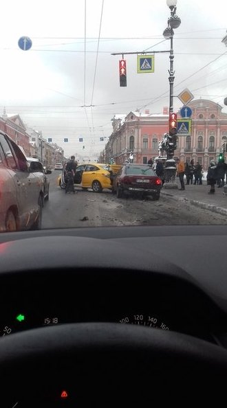 Ford всбил желток на Невском у Аничкова моста