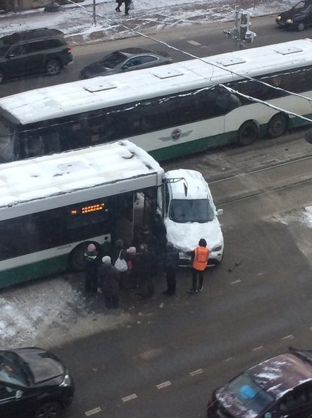 Сегодня, в районе 13:00, на пересечении Лиговского и Рязанского переулка. Автобус прискользил в ХЗ. ...