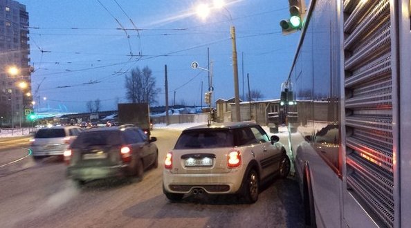 На светофоре перед вьездом на ЗСД у наб. Макарова водитель ЛИАЗа неожиданно обнаружил, что МиниКупер...