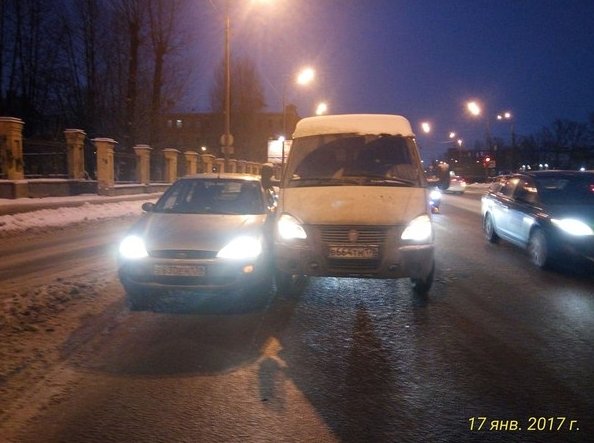 Прижались на Обводном канале при въезде в тоннель под Лиговским проспектом .