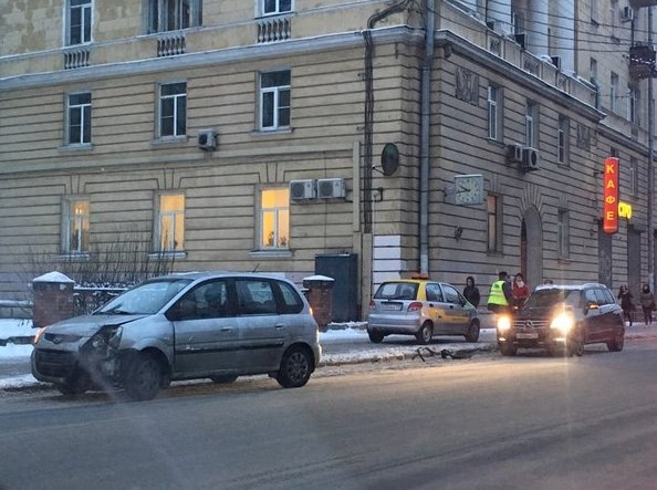 Куга, Mercedes и Hyundai в ДТП на Пр Обуховской обороны от Ал. Невского,