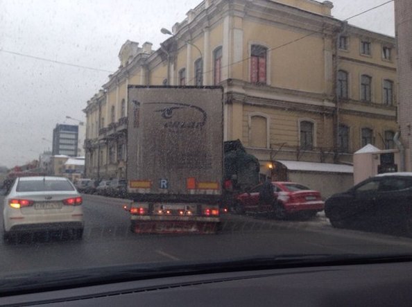 Мистер пробка на Выборгской наб. от центра. Свободен только левый ряд.