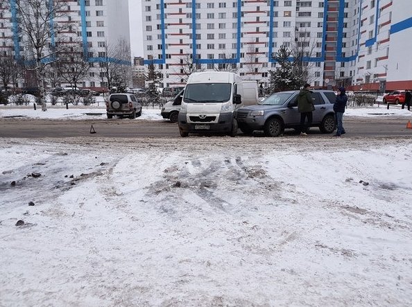 ДТП Серебристый бульвар напротив дома 28. Ландровер подбил Peugeot. Стоят фоткают повреждения. Служб не...