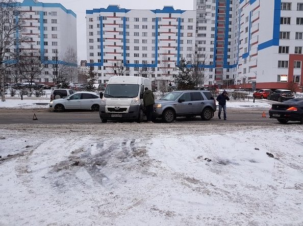 ДТП Серебристый бульвар напротив дома 28. Ландровер подбил Peugeot. Стоят фоткают повреждения. Служб не...