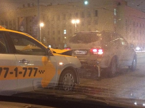 Таксист приехал в начинающего водителя на Московском проспекте, перед Благодатной улицей.