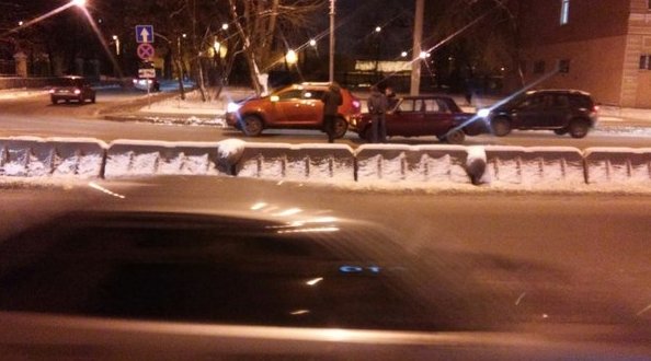 Жигули и Kia на Обуховской обороты перед улицей Грибковых, объезд вроде как с 2 сторон