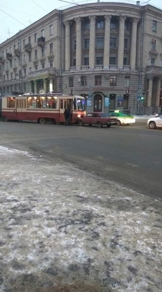 Жигули атаковали трамвай на перекрестке Перекресток Б. Сампсониевского с 1-Муринским