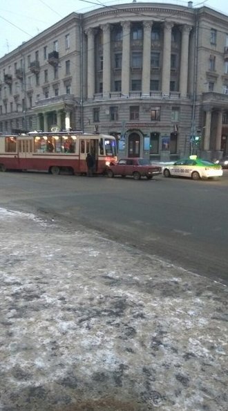 Жигули атаковали трамвай на перекрестке Перекресток Б. Сампсониевского с 1-Муринским