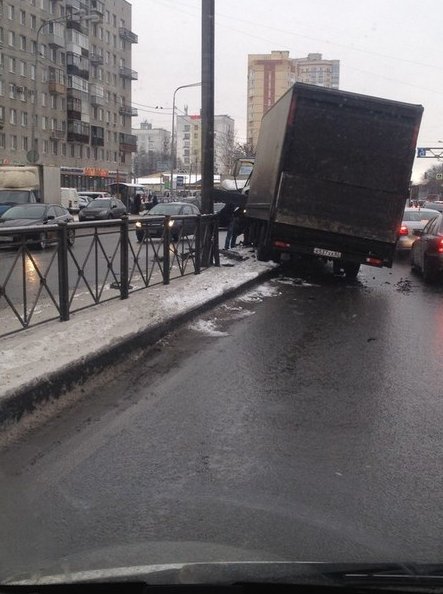 Дачный проспект актуально на 13:57. Фургончик заскочил на поребрик и снес кусок ограждения, получив ...