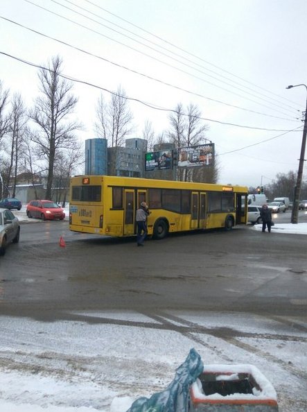 Автобус снёс задницу Chevrolet. Автобус перекрыл улицу Потапова, до Ириновского пр. Пробки на данный м...