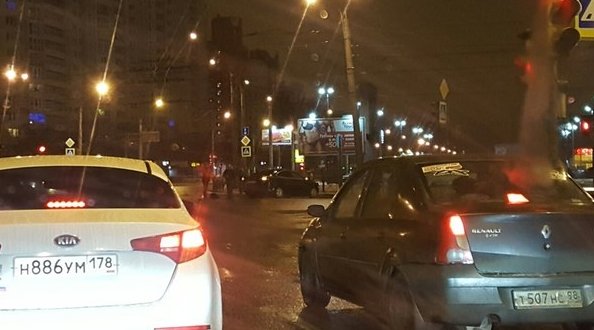 Авария на перекрестке Жукова с Ленинском проспектом .