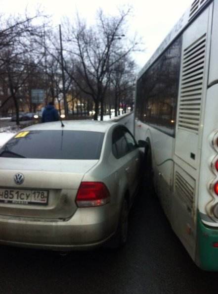 У Московских ворот на повороте к "бизнес центру ИФХ" начинающий водитель на Поло не заметил автобус ...