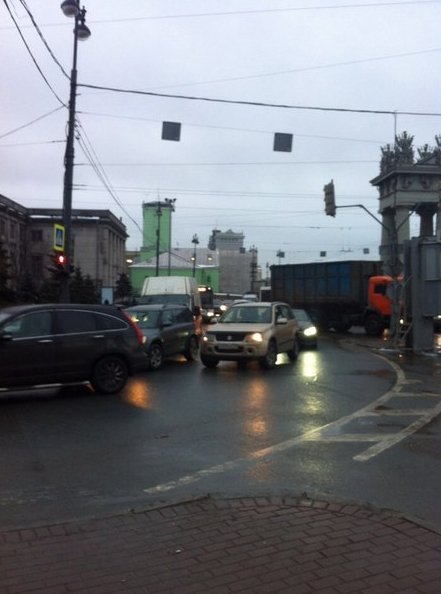 У Московских ворот на повороте к "бизнес центру ИФХ" начинающий водитель на Поло не заметил автобус ...