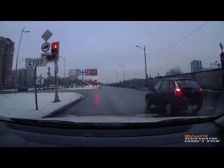 Небольшое ДТП из 3-х машин на перекрестке Орджоникидзе и Витебского проспекта сегодня в 15:45.