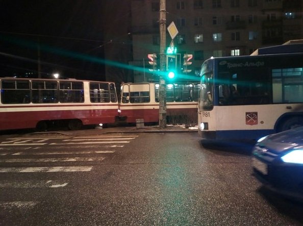 На перекрестке пр.Ветеранов и ул.Пилютова трамвай перегородил дорогу всем кто едет из центра. Что-то...