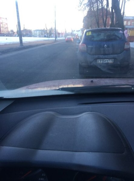 Пожалуйста помогите, сел аккумулятор, проводов нет. Стою в районе метро Нарвская, может кто рядом......