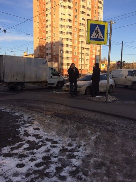 На улице Седова что-то произошло с грузовичком и легковушкой! Рядом стоит Volvo. Немного мешают про...