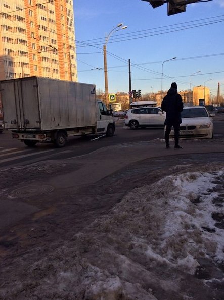 На улице Седова что-то произошло с грузовичком и легковушкой! Рядом стоит Volvo. Немного мешают про...