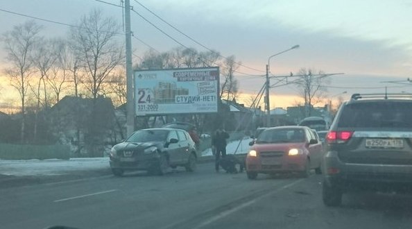 На Санкт-Петербургском у Макаровки, авария 4 машины, все живы, но пострадавшие есть