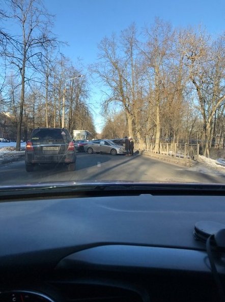 В Пушкине на Павловском шоссе аварийные машины перегородили дорогу , автобусам не проехать!!! Пробке...